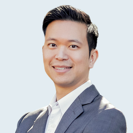 Headshot of Dr Jason Cheng in a grey suit and white shirt